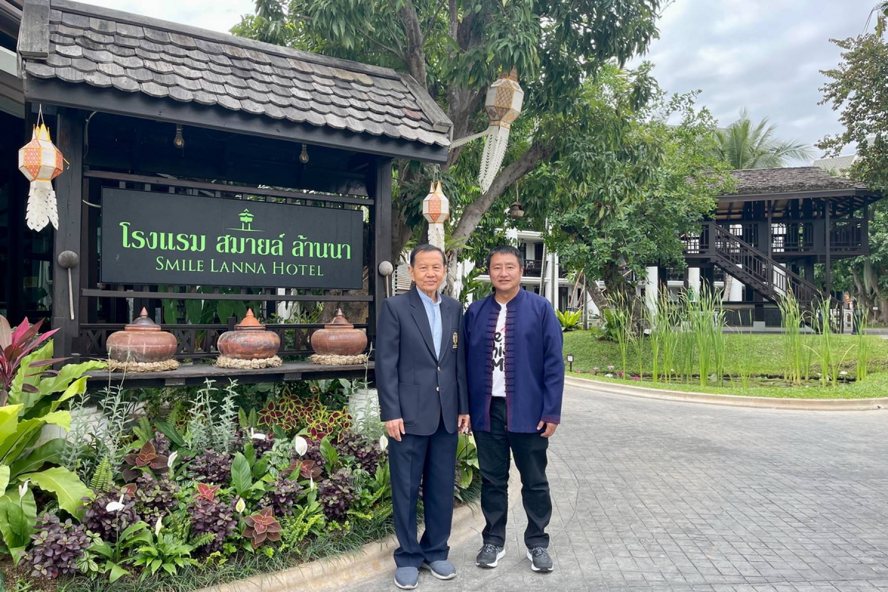 AU President Visited Our Alumnus at Smile Lanna Hotel, Chiang Mai